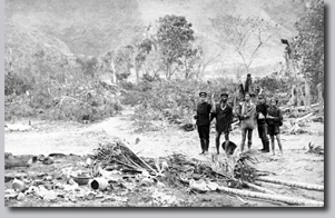 日本人與其他南勢阿美族人站在被燒毀的七腳川社